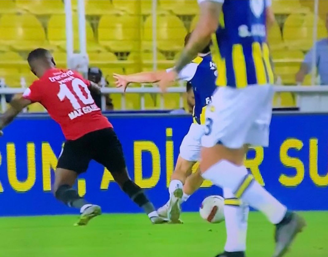 Ferdi Kadıoğlu'nun pozisyonu, TRT Spor'un vermiş olduğu özetlerde yer almadı.
Febeşimi aklama ekibinden Hünkar Mutlu ve Serkan Yetkin biraz karakteriniz varsa maçın en önemli pozisyonlarından birinin verilmemesi ile ilgili de bir şeyler yazar söylersiniz.
#KadıköydeYineHırsızVAR