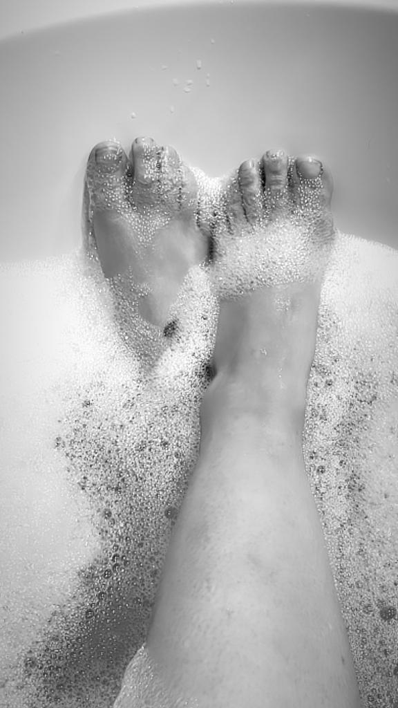 Falficorn's tweet photo. Wet soapy feet, what more do you need? 💕 https://t.co/p630Y2uBqu