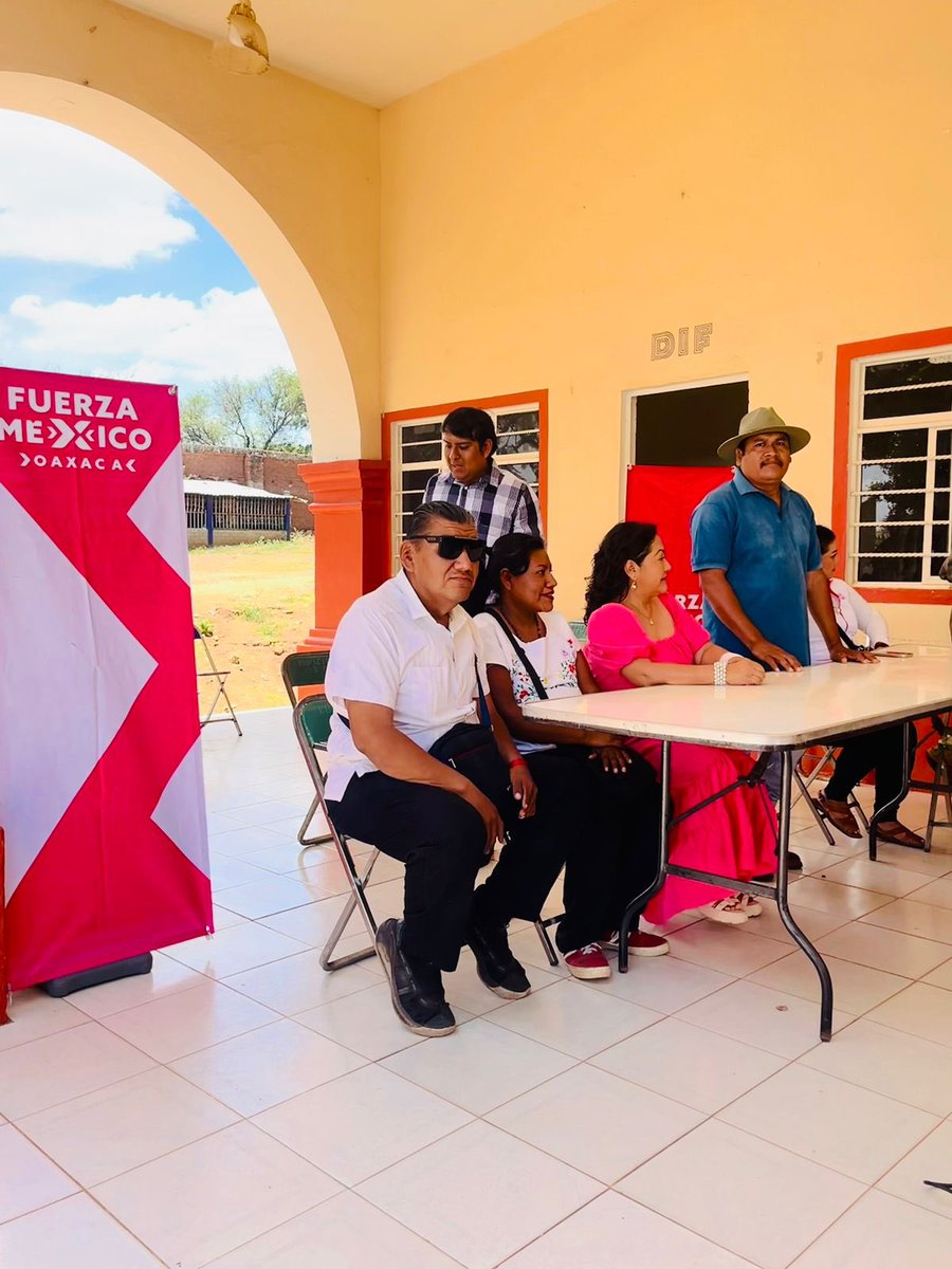 🌸 El equipo de #FuerzaXMéxicoOaxaca no descansa.
En reunión informativa en el corredor del palacio de la Pe Ejutla, conversamos con las y los pobladores, generando esfuerzos para seguir transformando nuestro estado.