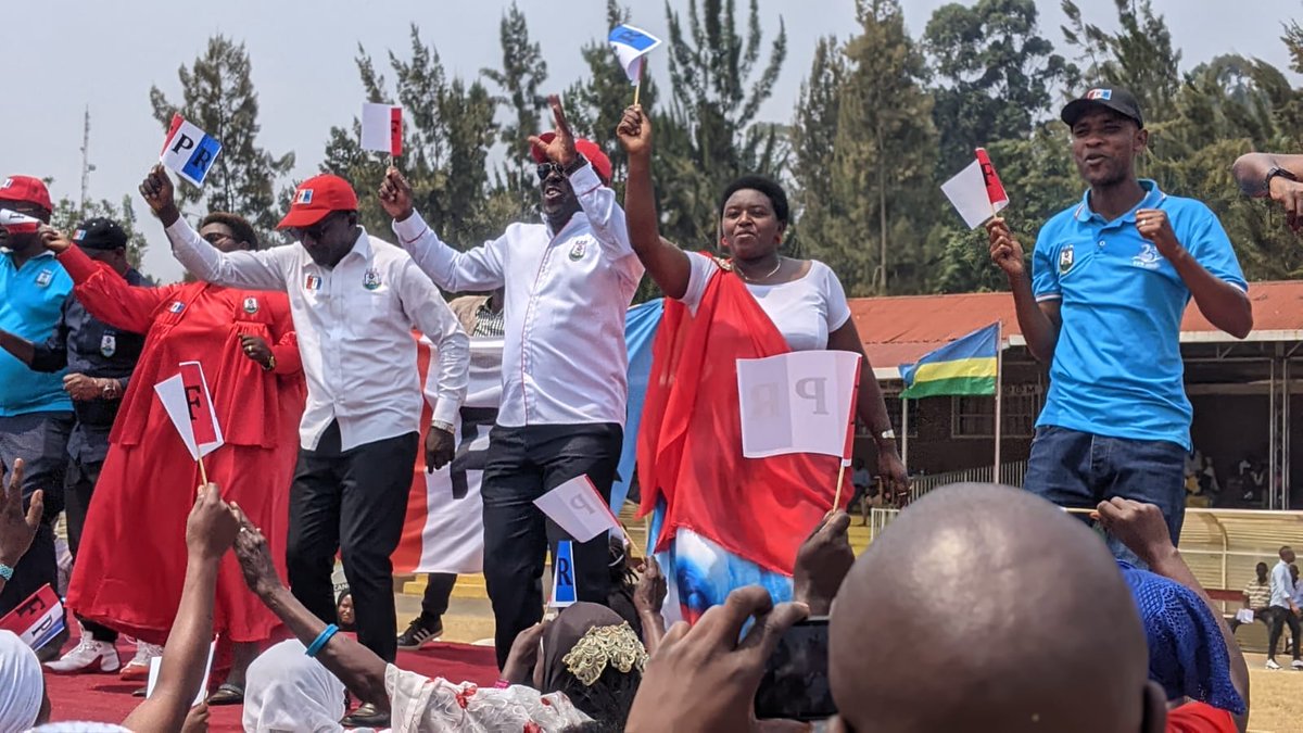 KamembeSe's tweet photo. Uyu munsi muri #StadeRusizi ku bufatanye bw'Imirenge ya Kamembe na Gihundwe habaye Inteko rusange y'umuryango #RPFINKOTANYI. Umunsi waranzwe n'ibikorwa byo gushimira #RPFINKOTANYI na Nyakubahwa President Paul KAGAME ibyiza amaze kugeza ku baturage https://t.co/uDh93Yo6Ci