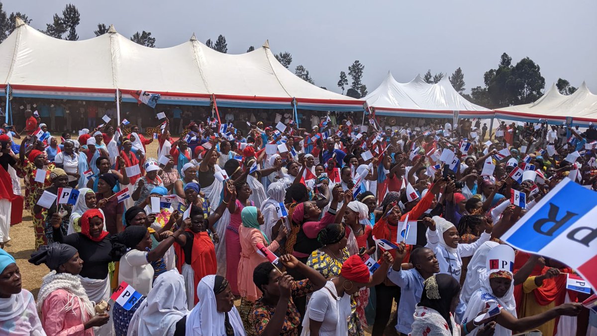 KamembeSe's tweet photo. Uyu munsi muri #StadeRusizi ku bufatanye bw'Imirenge ya Kamembe na Gihundwe habaye Inteko rusange y'umuryango #RPFINKOTANYI. Umunsi waranzwe n'ibikorwa byo gushimira #RPFINKOTANYI na Nyakubahwa President Paul KAGAME ibyiza amaze kugeza ku baturage https://t.co/uDh93Yo6Ci