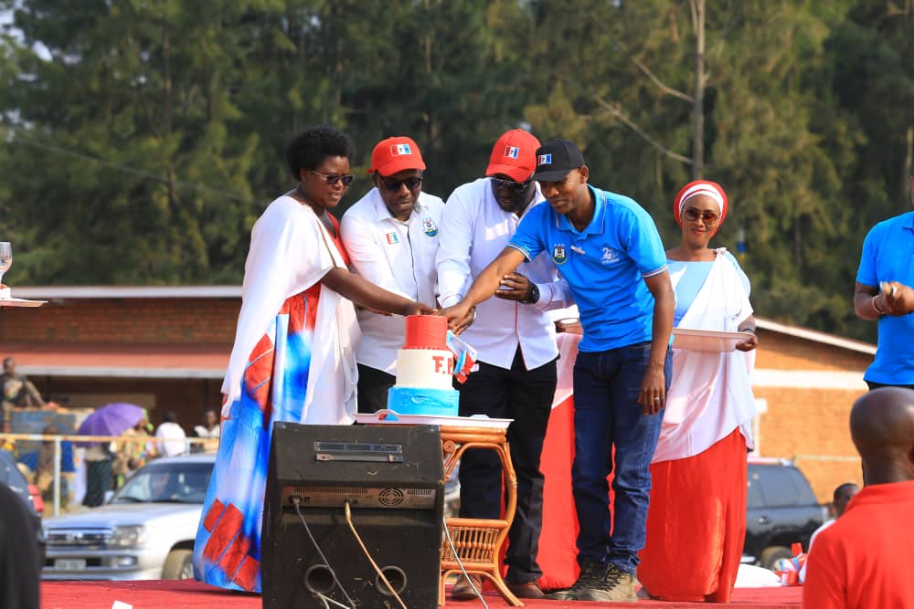 Muri iyi Nteko Rusange abanyamuryango ba RPF INKOTANYI baremeye abagore 50 muri Gahunda ya ONE HUNDRED WOMEN aho babageneye 5Millions yo gukoresha mu bikorwa by'Iterambere! <a href="/DrKibiriga/">Dr. ANICET KIBIRIGA</a>