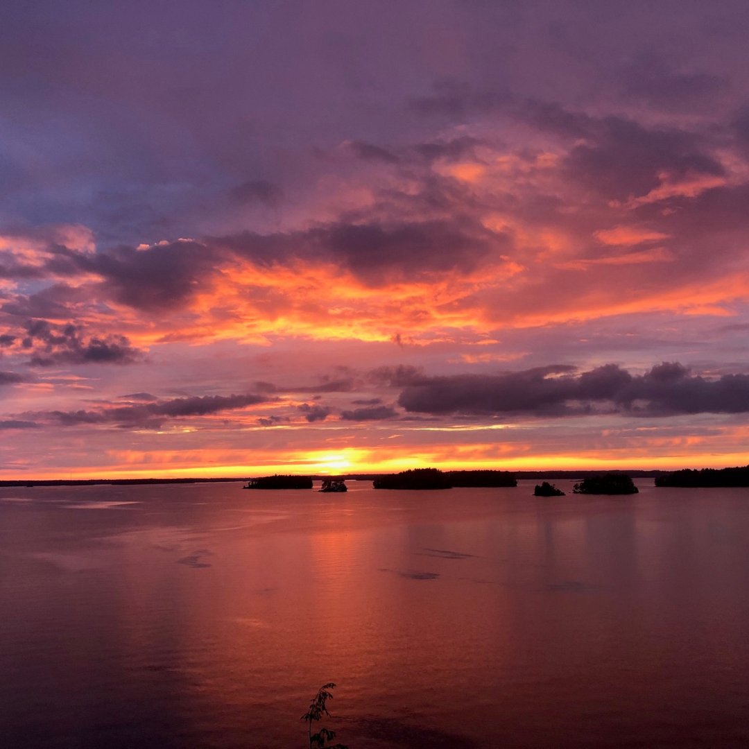 Take in the view from your Lakeside room this Labour Day Weekend 🌅 Capture the final moments of summer in Muskoka before it’s too late. Book your long weekend getaway today. 

taboomuskoka.com