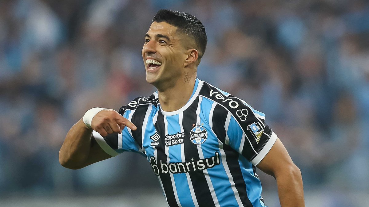SofascoreBR's tweet photo. Luis Suárez (36 anos) pelo @Gremio em 2023:

⚔️35 jogos
⚽️16 gols
🅰️10 assistências
⏰117 mins p/ participar
👟133 chutes (66 no gol)
💯Nota Sofascore 7.20

• Centroavante da Série A com mais assistências no ano.
• Único atacante da Série A a atingir o "duplo-duplo".

🔫🎩 https://t.co/2qQ0WAVeK8