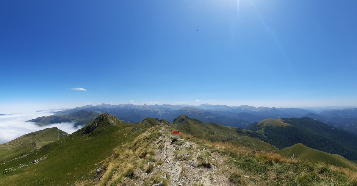 IGalech's tweet photo. Vistas de los Pirineos desde Lakartxela (1979m) en la mañana del 13-08-2023 https://t.co/FDPtyhebnY