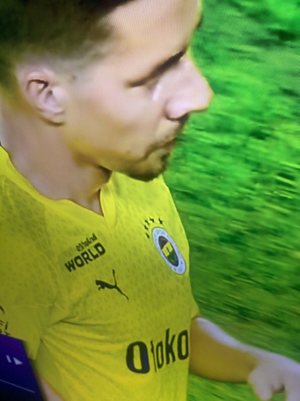 Malum takım yine kuralları hiçe sayıp korsan logo ile çıktı.
<a href="/TFF_Org/">TFF</a> Başkanı Mehmet Büyükekşi ya oturduğun koltuğun hakkını ver, kuralları işlet, gereken cezayı ver ya da ben bu işi yapamıyorum diyerek biraz karakterin varsa onurunla istifa et...
#KadıköydeYineHırsızVAR