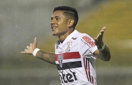 2en4dias's tweet photo. 🚨AHORA: Antonio #Galeano, paraguayo de 23 años llegó a Uruguay para jugar en @Nacional.
Viene Cerro Porteño y jugó en Sao Pablo. Viene como sustituto de #Trezza
⛲️ @Buysan https://t.co/sDUArsxQ6c