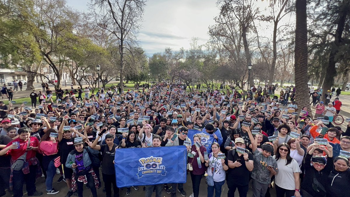 pokestgo's tweet photo. ¡Un #PokemonGOCommunityDay que pasará a la historia! Masivo y emocionante asistencia en Parque Forestal de Santiago, Chile. 🎉🎊

#Ambassador https://t.co/HMEdwC13u7