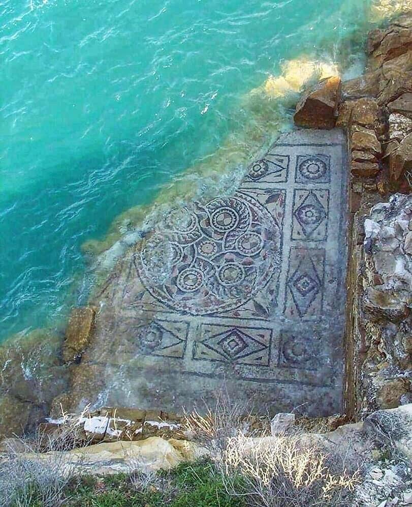 A 2,000 year-old Roman mosaic that has slowly been eroded by the waters of the Euphrates. Discovered in 2000 in Zeugma, Turkey, it is thought to date to c. 1st century CE. 📷 Ali Korkmaz #History #Roman #Art #Archaeology #Turkey