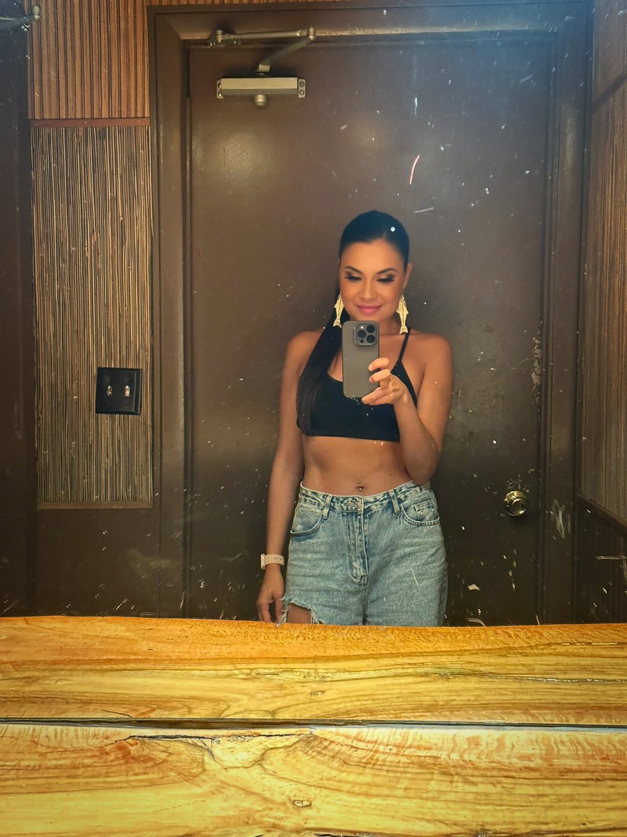 ShaunaBaker's tweet photo. Dirty mirror selfie. 🤪 https://t.co/WtltKMNCIP