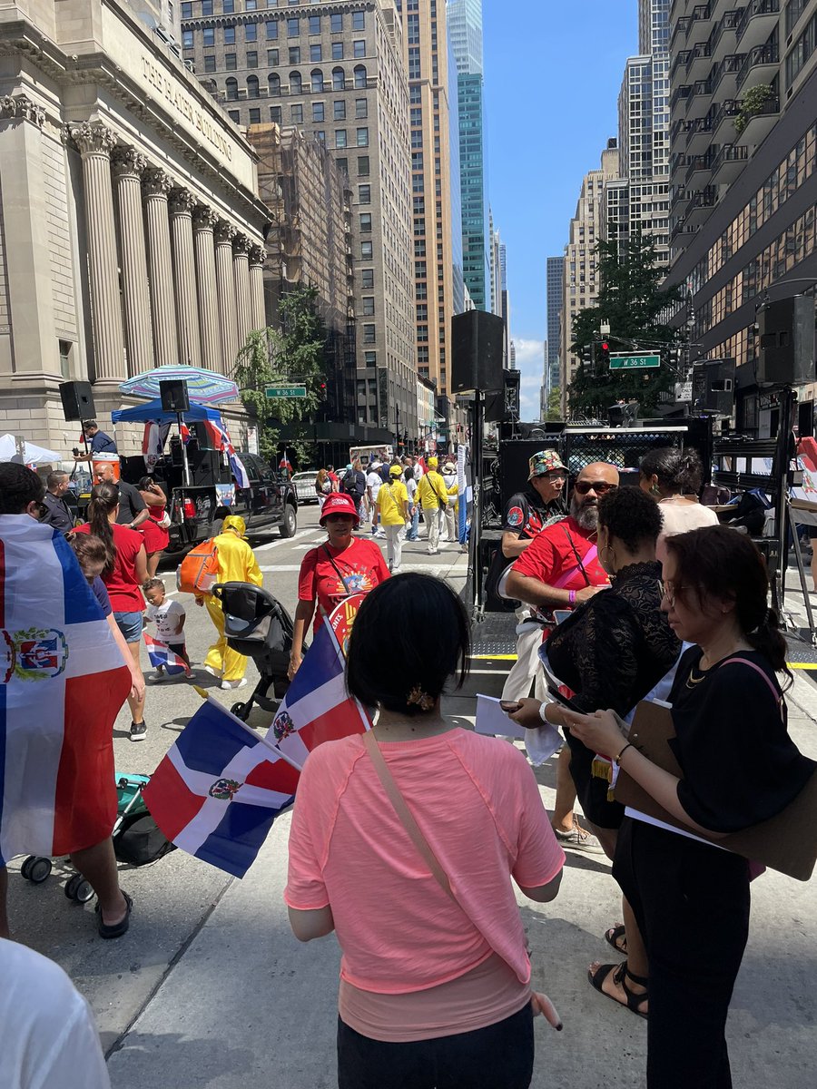 DrLarryDJohnson's tweet photo. Enjoyed participating in the annual Dominican Day Parade. Was great to engage in dialogue with CUNY Trustee Sandra Wilkin. #OneCUNY @CUNY @GuttmanCC https://t.co/75OLgGu1aL