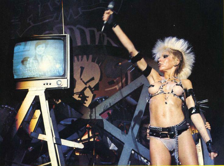 EnriqueElDel8's tweet photo. Wendy Orleans Willians, cantante de The Plasmatics. Así cantaba. ¿Pasaba algo? No. Salía así igual que sus coetáneos masculinos. Descanse en paz. https://t.co/zfNv4pu1Uj