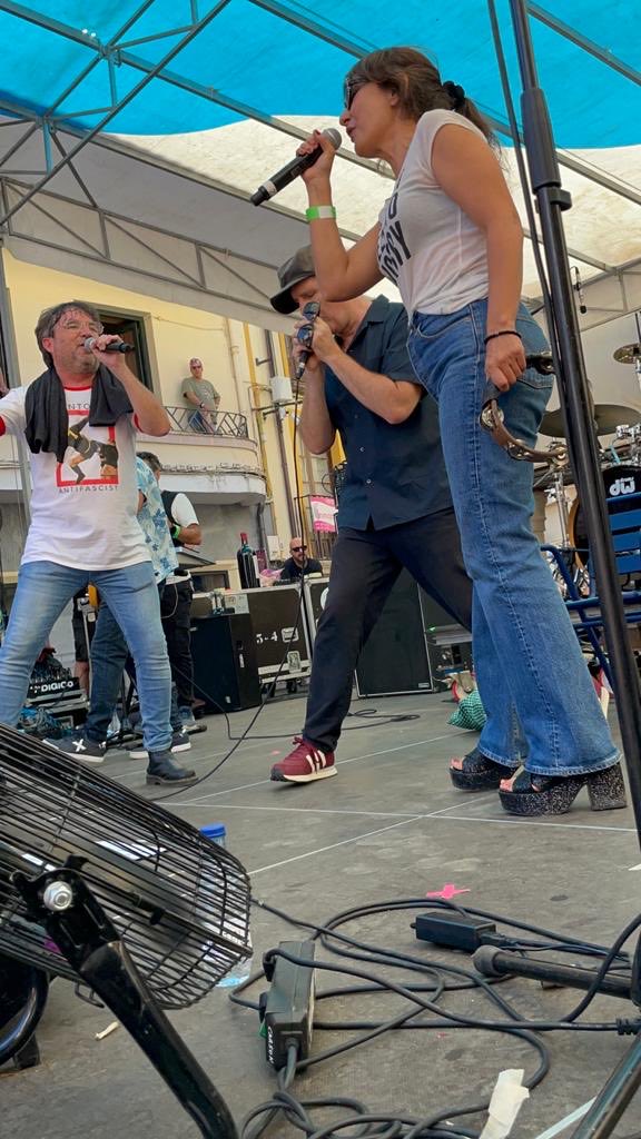 jordievole's tweet photo. Pocos días mejores que hoy para subirse a un escenario con ELLA, Eva ⁦@amaraloficial⁩. En la Pl. del Trigo de Aranda, en el ⁦@sonoramaribera⁩. Con ⁦@LosNinosJesus⁩ y cantando GRITA de ⁦@jarabeoficial⁩. Buah! 
Y estrenando camiseta… 
Gracias Eva. Por todo. https://t.co/z0TxtUwTzK
