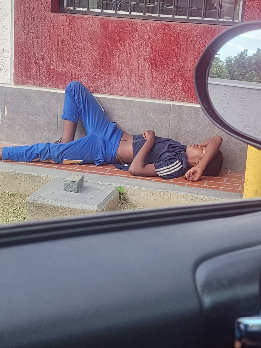 Psicolaw's tweet photo. Me pregunto cuando el gobierno hará algo por estos adolescentes en situación de calle, Esto es av cuatricentenaria de valencia 6:10pm domingo 13 de agosto @rafaellacava10 https://t.co/kRFRTzQrwa