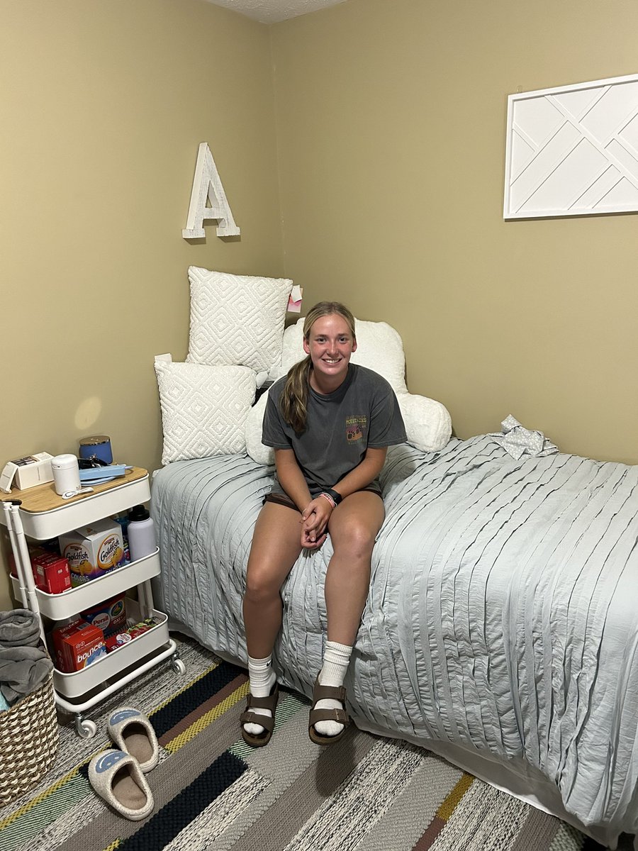 taaronmayes's tweet photo. Ashtyn is moved in and settled!  We love ya kid! Do great things! Go be great!      #OCC #Knights https://t.co/iBSfZCL6wc