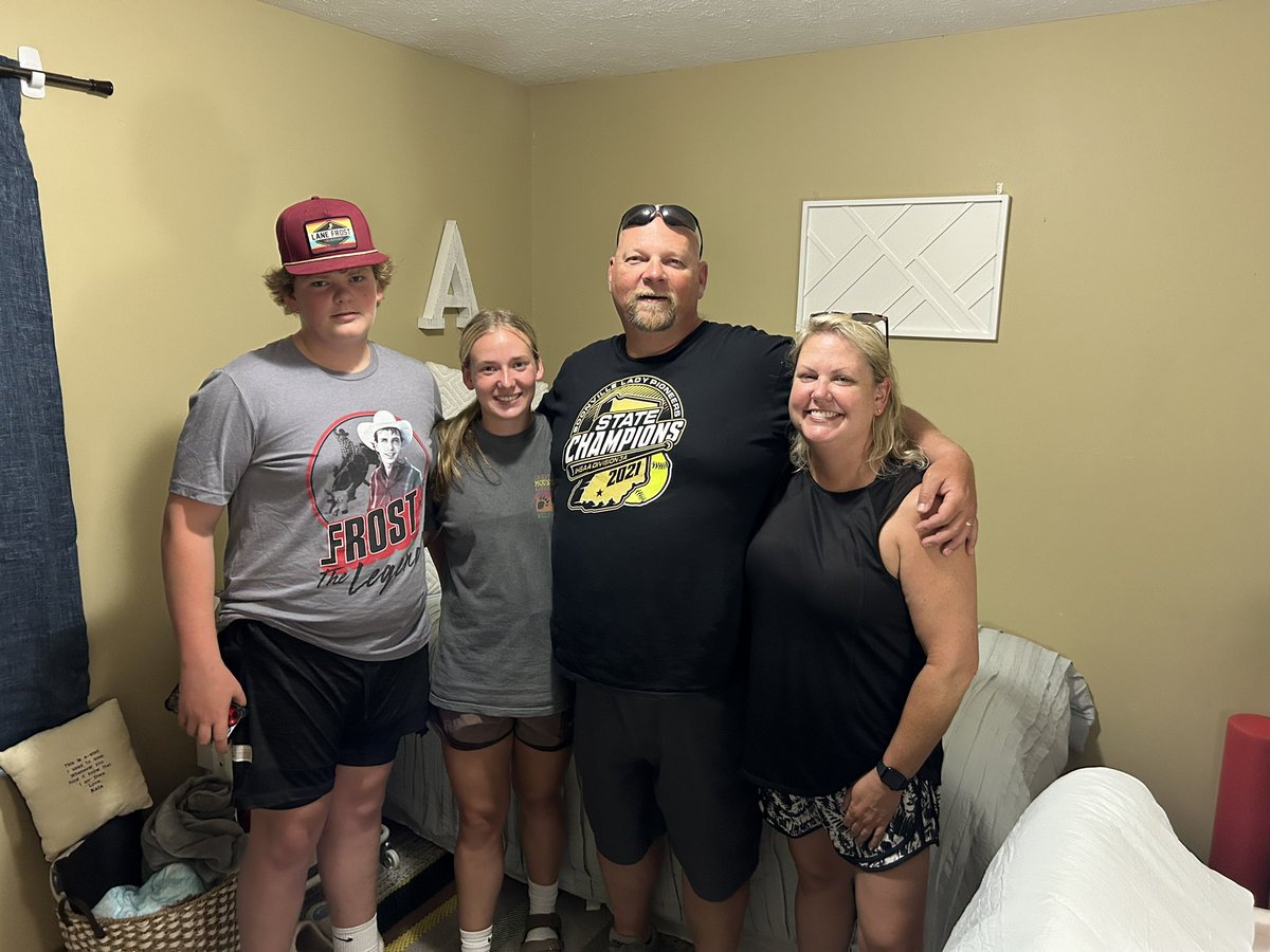 taaronmayes's tweet photo. Ashtyn is moved in and settled!  We love ya kid! Do great things! Go be great!      #OCC #Knights https://t.co/iBSfZCL6wc