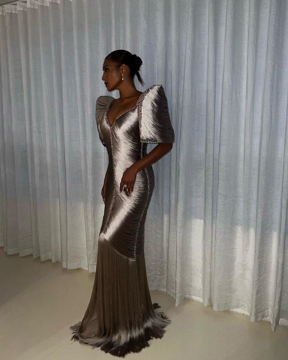 NaddictsOfc's tweet photo. She is THEE trophy 🐚 71st FAMAs Best Actress Nadine Lustre wearing the “Swing” terno, a runway look from Rajo Laurel’s recent couture show. Finest diamonds from Miladay Jewels.Styled by me (in less than 24 hrs 😵‍💫) assisted by @mhay_earnshaw Makeup @jellyeugenio assisted by @zidjianpaul Hair @paulnebres Thank you so much @houseoflaurel @miladayjewels team 🤍 

#NadineLustre 

📷📽 lynalumno