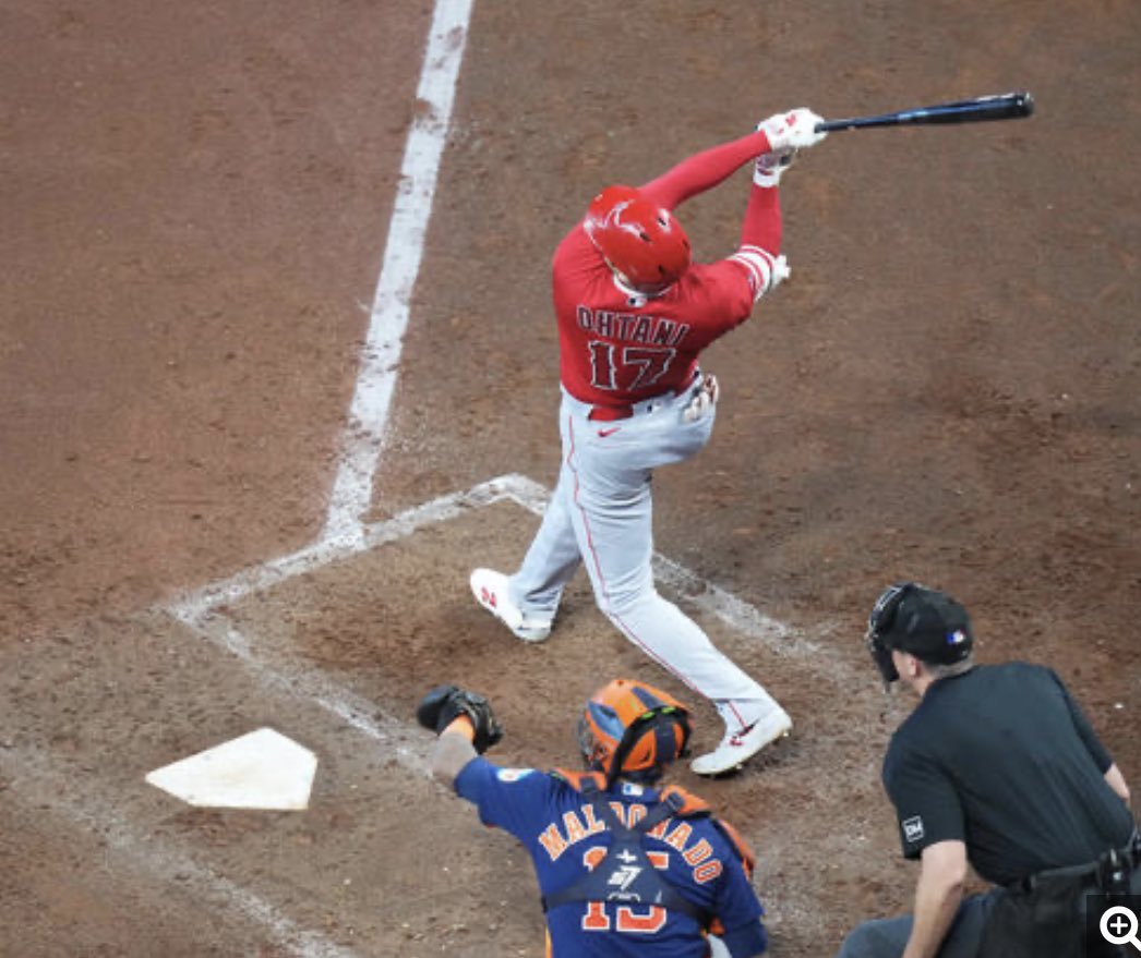 clover_mercari's tweet photo. 大谷翔平　第３打席で９試合ぶり。カウント1－0から高めスライダーを打って中堅バックスクリーンを越える41号ソロ！　打球速度177・3キロ、飛距離136・6メートル、角度28度。��ンゼルス逃げ切って３連敗阻止 https://t.co/8c9mszErdY