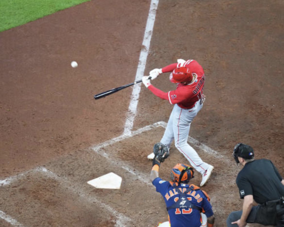 clover_mercari's tweet photo. 大谷翔平　第３打席で９試合ぶり。カウント1－0から高めスライダーを打って中堅バックスクリーンを越える41号ソロ！　打球速度177・3キロ、飛距離136・6メートル、角度28度。��ンゼルス逃げ切って３連敗阻止 https://t.co/8c9mszErdY