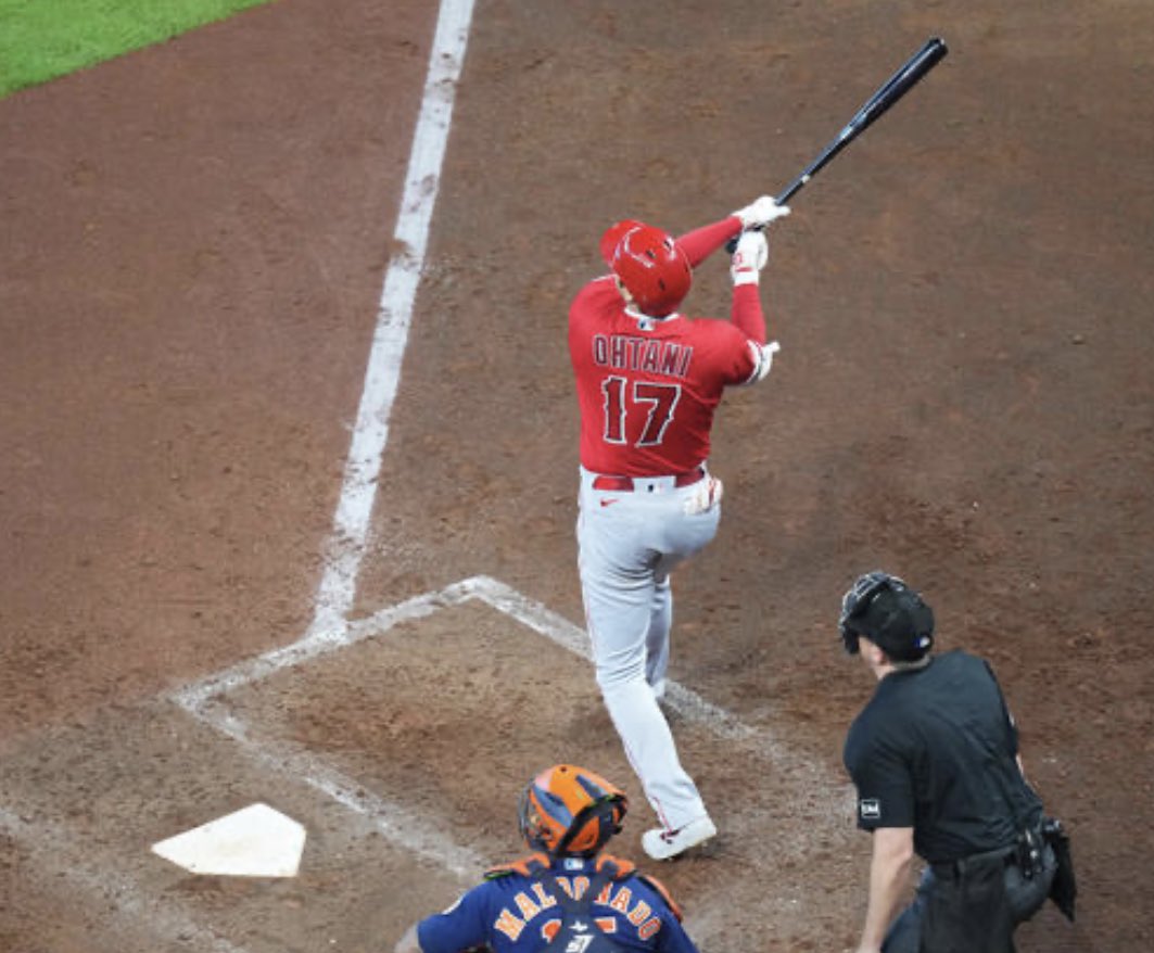 clover_mercari's tweet photo. 大谷翔平　第３打席で９試合ぶり。カウント1－0から高めスライダーを打って中堅バックスクリーンを越える41号ソロ！　打球速度177・3キロ、飛距離136・6メートル、角度28度。��ンゼルス逃げ切って３連敗阻止 https://t.co/8c9mszErdY