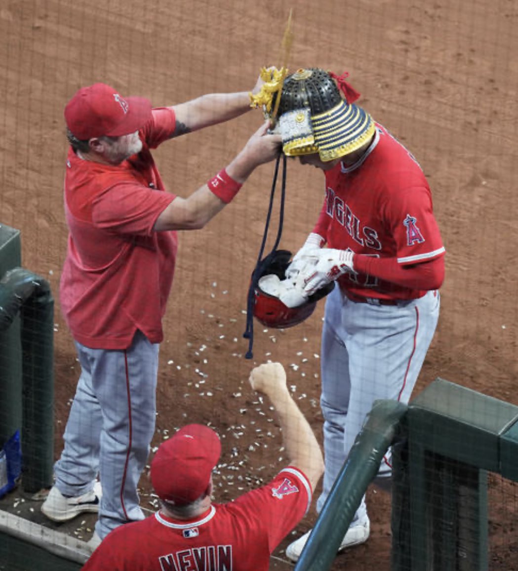 clover_mercari's tweet photo. 大谷翔平　第３打席で９試合ぶり。カウント1－0から高めスライダーを打って中堅バックスクリーンを越える41号ソロ！　打球速度177・3キロ、飛距離136・6メートル、角度28度。��ンゼルス逃げ切って３連敗阻止 https://t.co/8c9mszErdY