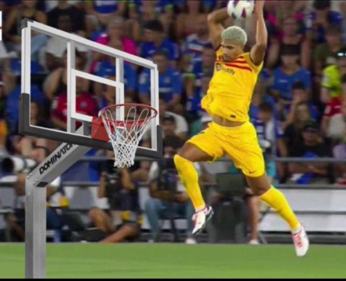 HassanRMFC's tweet photo. Buld thought he was LeBron James 😭

#Barcelona #gatafe #neymar #mbappe #xavi #araujo #raphinna 
#laliga https://t.co/KXqAihB6Kf