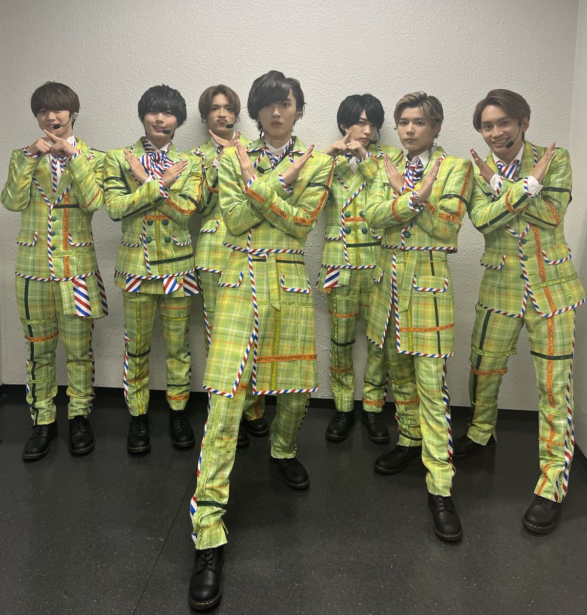 Old_HelloWorld's tweet photo. #NaniwaDanshi in their opening act outfits backstage at the Yokohama Arena for their national concert tour #POPMALL!

"Being able to hear everyone's voices again is like magic! The love of our NaniFam gives us energy like nothing else!"💚

#PeasinaPod #JohnnysUpClose https://t.co/TBPQJyduug