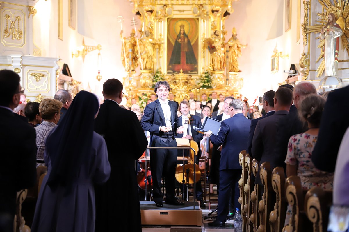oblaci_pl's tweet photo. W Kodniu odbyła się prapremiera Oratorium o Matce Bożej Kodeńskiej
#oblaci #Kodeń #300LatKoronacji #TuBijeSercePodlasia #koncert #oratorium @FilharmoniaLbl @DiecSiedlce @ArchKrakowska https://t.co/HZIzSnFs6L