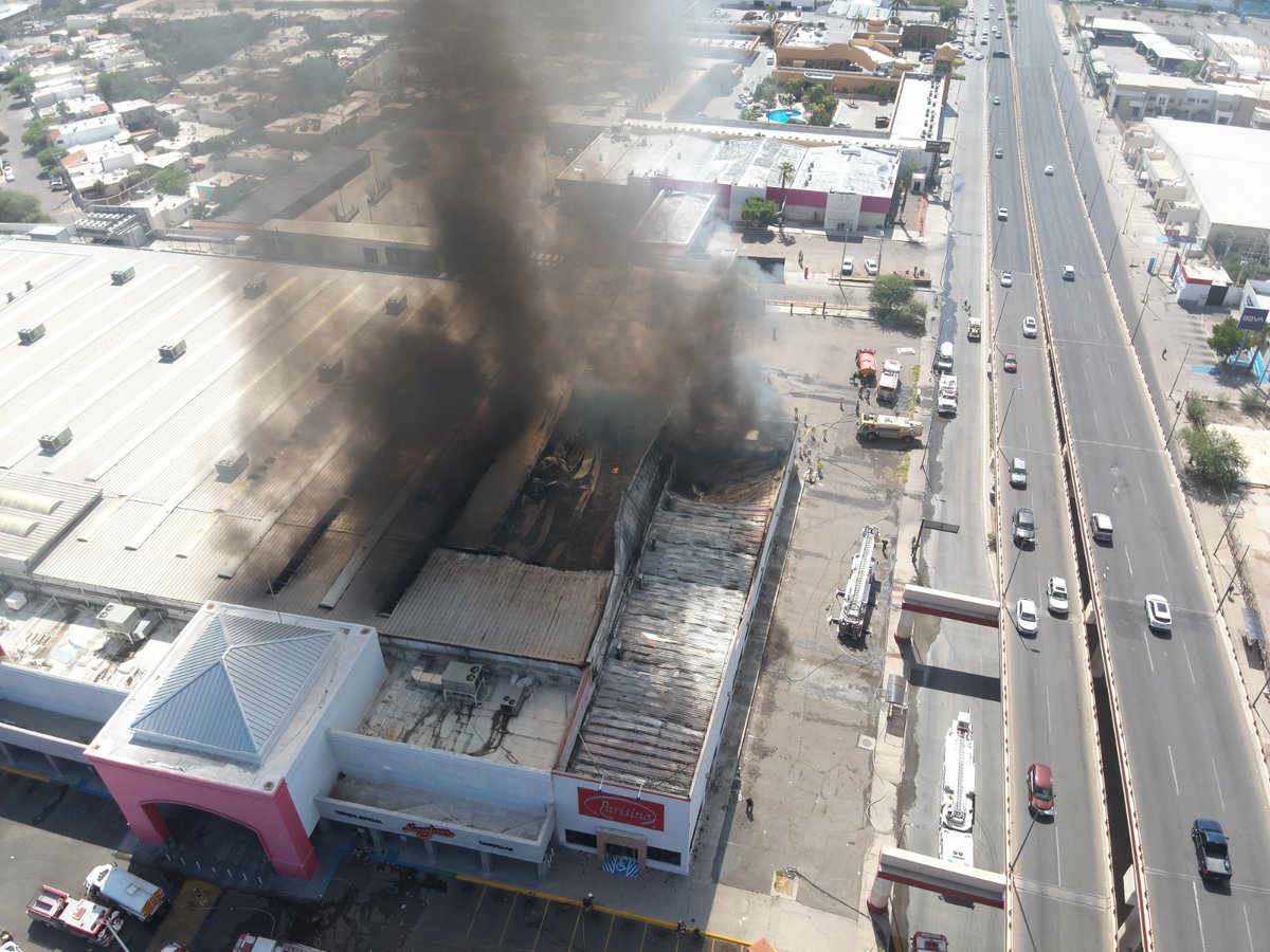 cepcsonora's tweet photo. El escuadrón de drones de la CEPC en Sonora apoya el trabajo que realiza el Departamento de Bomberos de Hermosillo para controlar el siniestro registrado en una tienda ubicada en Solidaridad y Luis Encinas en Hermosillo. https://t.co/iC8bnYqHrl
