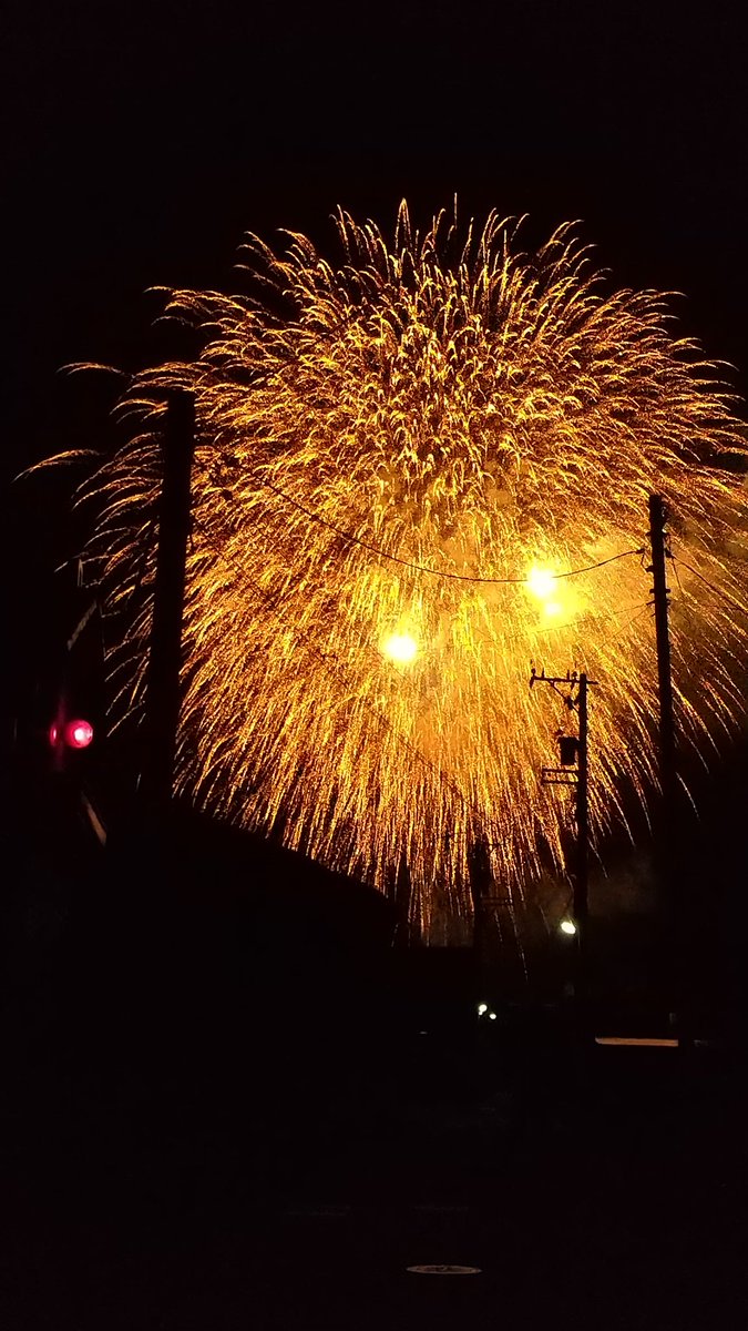 F_W_G_W's tweet photo. 家々の間から観る花火もいいもんです https://t.co/0dhLVUvWkD