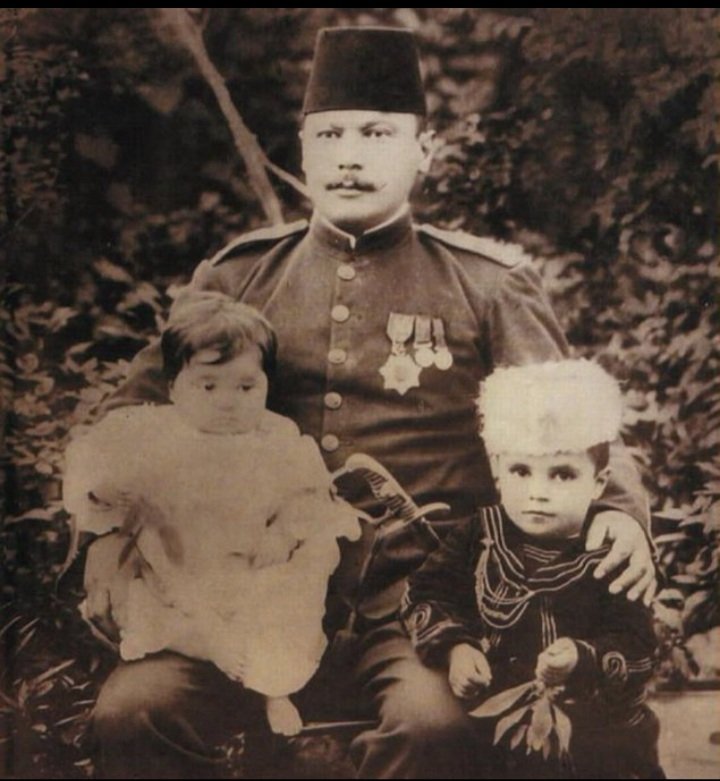 SebahattinAbak's tweet photo. 108 yıl önce Çanakkale Muharebeleri sırasında, aylarca mücadele verip zaferi göremeden, henüz 41 yaşında, Ramazan Bayramının ikinci günü şehit olan kahraman 57. Alay'ın kahraman komutanı Yarbay Hüseyin Avni Bey ve geride bıraktığı yetimleri...
Aziz ruhun şad olsun! https://t.co/o9o4vagtIm