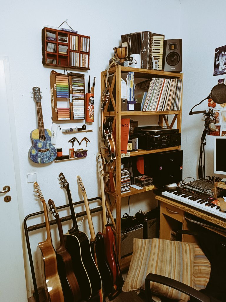Felune_'s tweet photo. @Bartifer *looking around in my room* is there a good of logistics? I might have a Problem getting all that to the Location xD https://t.co/5KWuJVV1Zn