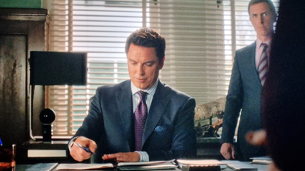 Xandra732's tweet image. Arrow - 1x05 Damaged
#JohnBarrowman #screencaps