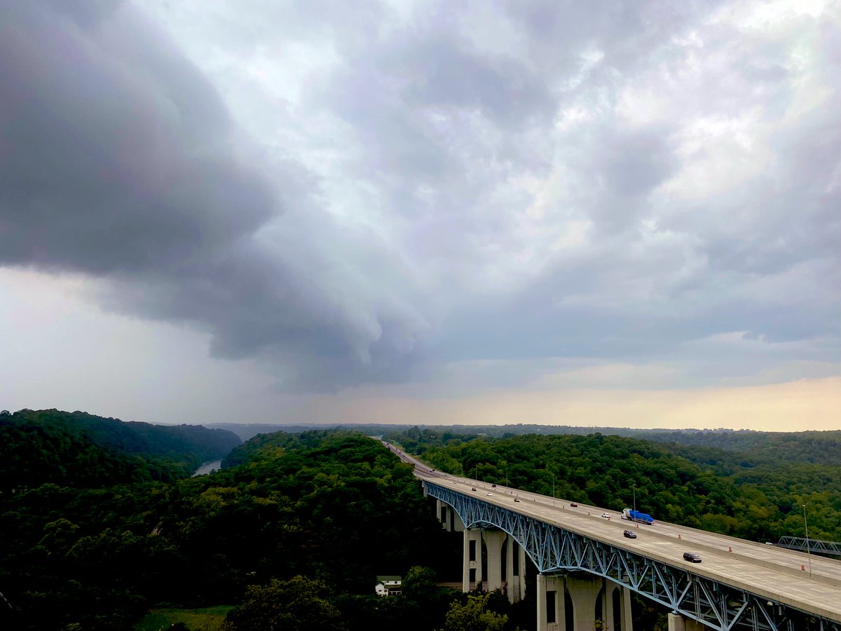 Watching this storm dropping scuds crossing I-75 near Madison Co. #kywx @Kentuckyweather