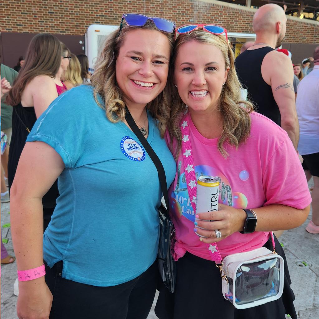MommaMac06's tweet photo. Evidently, seeing @Pink in concert is just what you do on your 40th birthday! Ran into this lovely lady Lauren also celebrating the big 4...0 with her best friends! Thank you @Pink for the best bday present ever! Xoxo 40yrs Old and Fabulous Crew 😉 https://t.co/npItWuD999