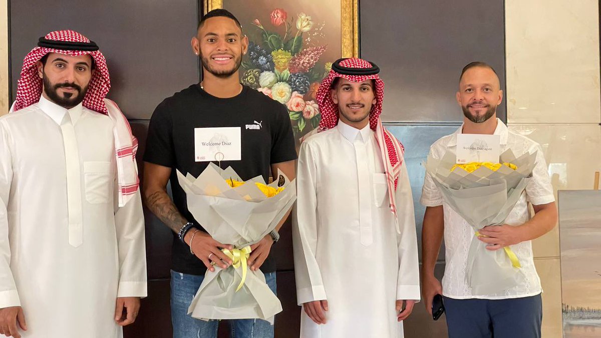 AltaawounFC's tweet photo. 📄| وصل مساء اليوم الأحد إلى السعودية الجناح الدولي البنمي إسماعيل دياز لاعب نادي يونيفرسيداد كاتوليكا الإكوادوري بعد الاتفاق المبدئي مع ناديه؛ على أن يتم التوقيع النهائي بعد تجاوز اللاعب للفحص الطبي والذي سيجرى غدًا الاثنين في أحد المراكز الطبية المتخصصة في مدينة الرياض وكان في استقباله إدارة العلاقات العامة بالنادي.