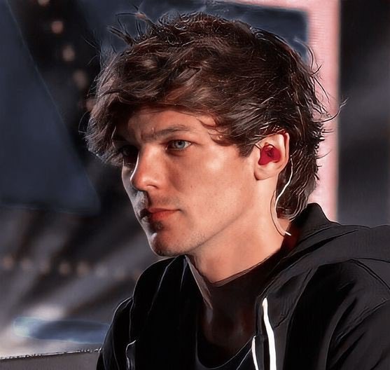 HogwartsLouis22's tweet photo. Can't wait for #AwayFromHomeFestival! Louis performing in Italy is going to be epic. Hoping I can catch the live stream on Instagram, fingers crossed! 🎉🎤🇮🇹 #LouisLive this should be trending!! https://t.co/wUlzaZbET5