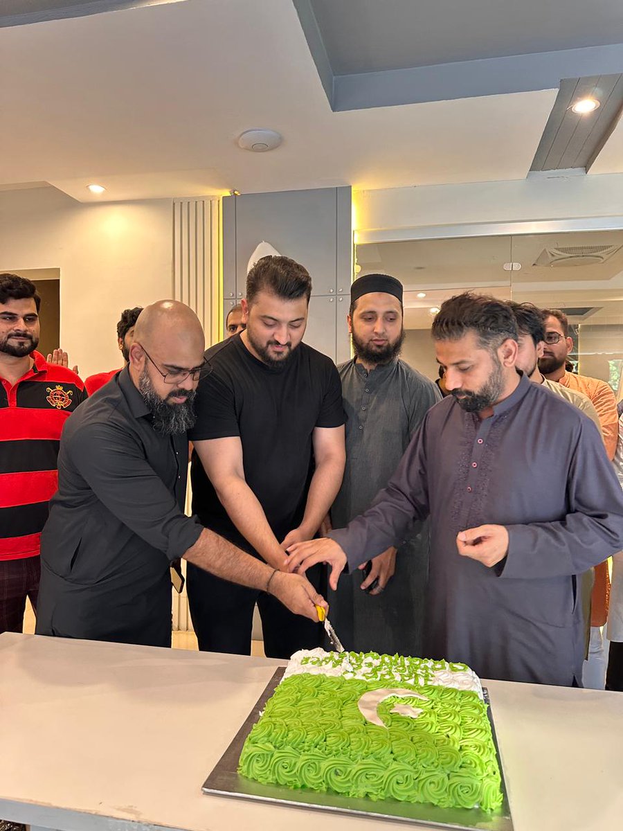 TheWildHorns's tweet photo. Deliciously Celebrating Freedom! 🍰🇵🇰

#IndependenceDay2023 at TWH Marketing Office

#thewildhorns #14august #pakistan https://t.co/sm1XIXHfDA
