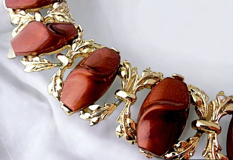 renaissancefai's tweet photo. Chocolate Whipped Thermoset Bracelet, Wide Link, Gold Plated, Brown Vintage https://t.co/DrWCcemJ6Q #brown #gold #goldtone #women #plastic #hingedclip #midcentury #brownbracelet #chocolatebracelet #wide #thermoset #whippedCream #swirls https://t.co/6z2gLxaA9o
