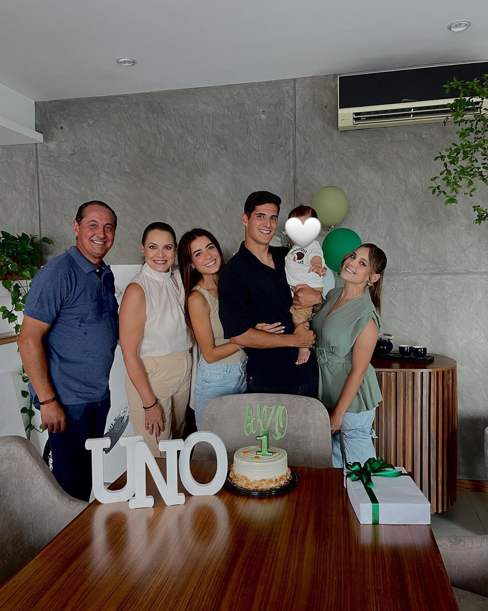 SHidalgoOnline's tweet photo. Sabina ao lado da família do seu noivo Tepa González para comemoração ainda do aniversário de 1 ano do Baby Enchi. 🤍 https://t.co/2okptia9te