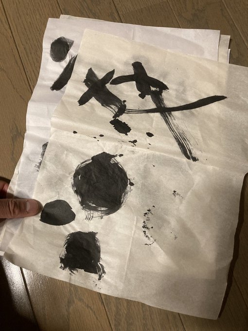 習字の半紙は可燃ごみです。おはようございます。ゴミ清掃員の滝沢です。古紙回収をしていると時折、このように半紙が混ざっていることがあります。再生工程で脱墨というのがありますが、できればそもそも入れない方が助かります!  #ゴミ清掃員の日常 #滝沢の推し活はごみ分別