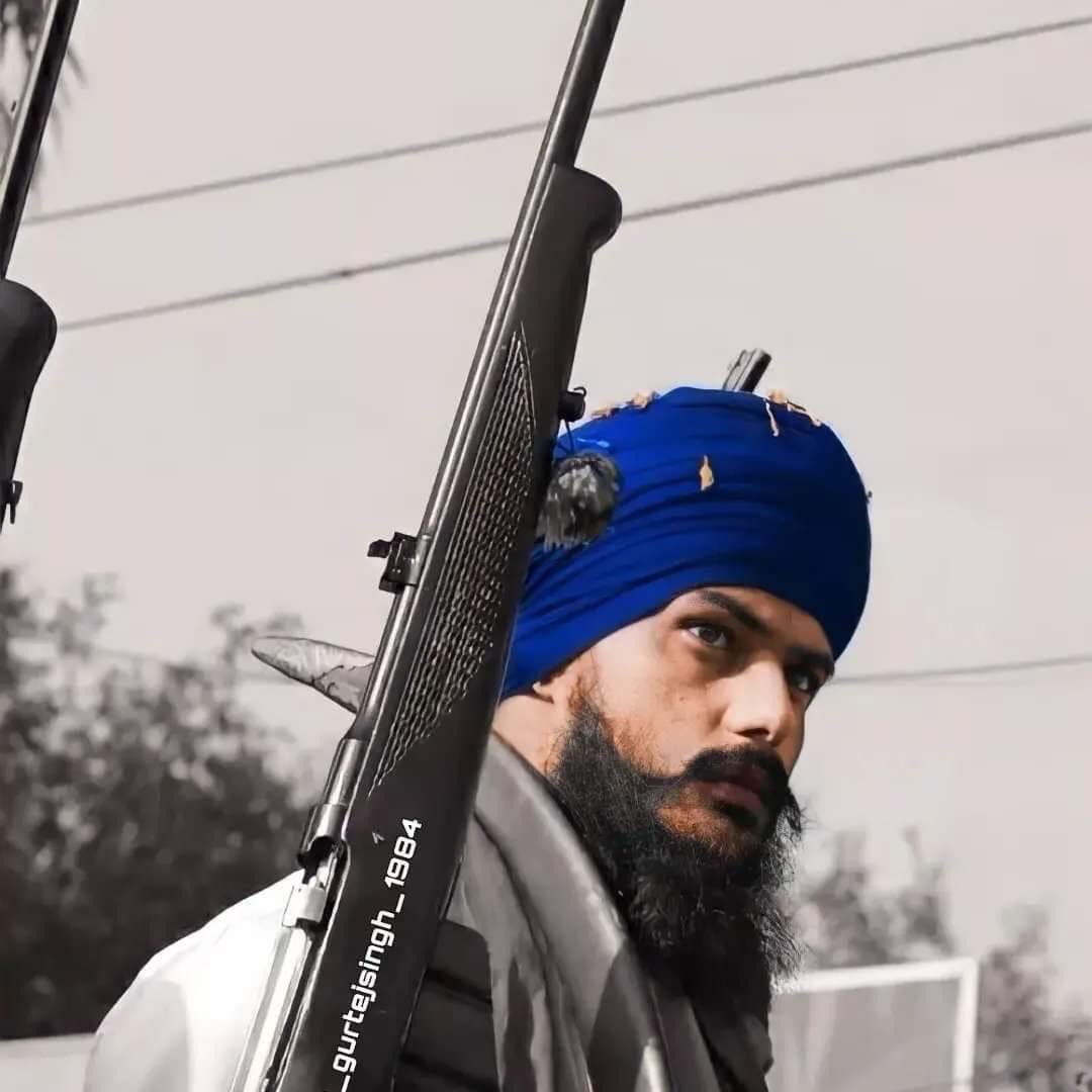 daljeetg13's tweet photo. ਮੁਰਦਿਆਂ ਦੇ ਸ਼ਹਿਰ ਇੱਕ ਮਰਦ ਆਇਆ ਸੀ
ਅਸੀਂ ਉਸਨੂੰ ਤਾਅਨੇ ਮਿਹਣੇ ਮਾਰੇ ਕਿ ਸਾਨੂੰ ਨੀਂਦ ਚੋਂ ਨਾਂ ਜਗਾ ਤੂੰ ਆਪ ਵੀ ਸੌਂਜਾ ਪਰ ਜਿਸਦੀ ਨੀਂਦ ਨੂੰ ਕਲਗੀਆਂ ਵਾਲਾ ਤੋੜ ਦਵੇ ਉਹ ਕਦੇ ਘੇਸ ਨਹੀਂ ਵੱਟਦਾ.. ਉਹਨੇ ਪੰਥ ਦੀਆਂ ਤਕਲੀਫਾਂ ਨੂੰ ਵੇਖ ਕਦੇ ਅੱਖਾਂ ਨਹੀਂ ਮੀਟੀਆਂ.. ਉਹ ਅਕਸਰ ਆਖਦਾ ਸੀ ਬਾਈ ਆਪਣੇ ਲੋਕ ਸੁਣਦੇ ਨਹੀਂ ਪਰ ਅਗਲੀ ਗੱਲ ਕਹਿ ਦਿੰਦਾ https://t.co/s475bDMa8L