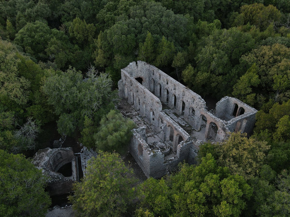 _archeo's tweet photo. 📸 Uno spettacolare scatto della Grande Basilica tardo-antica e il Ninfeo di età imperiale immersi nel bosco del Parco Archeologico di Butrinto.
#archeo #archeologia #butrinto https://t.co/iF9DSfoDso