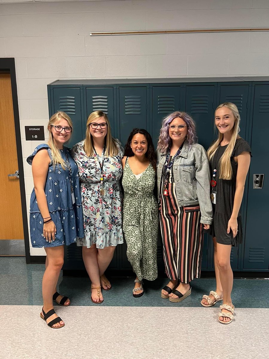 RamseyMS_JCPS's tweet photo. We would like to highlight our 1st day of school recaps, because we truly had an awesome first day of school! And we can't wait to do it again soon. 🧡 💙 #ServeToBeGreat #MiddleLeads #RamseyRams https://t.co/lJtpeD95fT