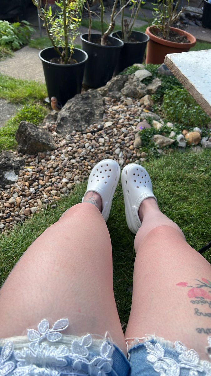 Felt really cute in my crocs today ✌️🤍