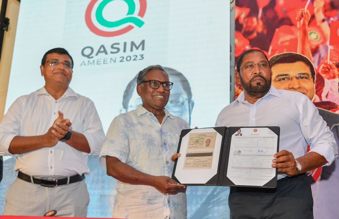 qasimibrahim's tweet photo. ކުރީގެ ރައީސް ޑރ މުޙައްމަދު ޙަސަން މަނިކު @DrWaheedH ޖުމްހޫރީ ޕާޓީ އާއި ގުޅިވަޑައިގެންނެވީތީ އެމަނިކުފާނަށް ނުހަނު އިޚްލާޞްތެރި ކަމާ އެކު މަރުޙަބާއާއި ޝުކުރު ދަންނަވަމެވެ. މަނިކުފާނުގެ ޤައުމީ އަދި ބައިނަލް އަޤްވާމީ ޚިދުމަތުގެ ތަޖްރިބާއިން މި ޕާޓީ އާއި އަޅުގަނޑަށް އަދި މި ޤައުމަށް ލިބިގެންދާނީ އިތުރު ކުރިއެރުން ކަން ޔަޤީނެވެ.