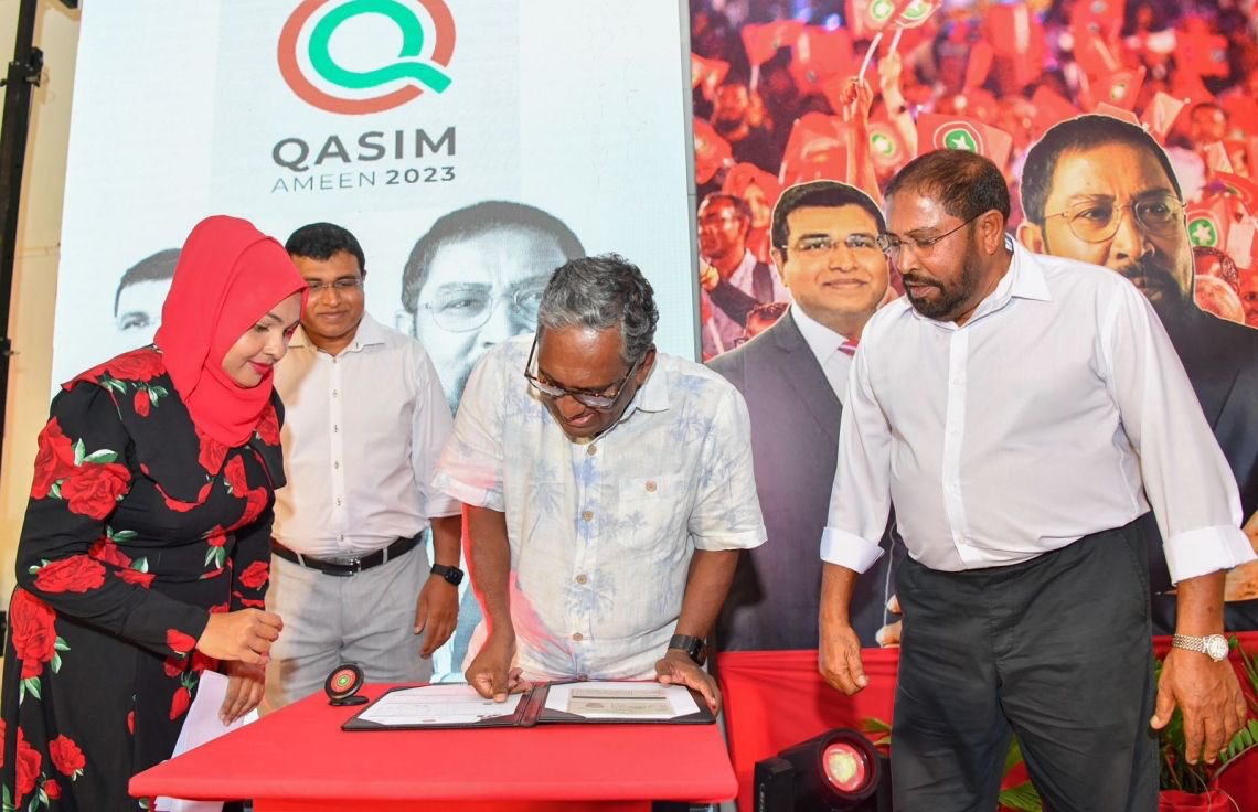 qasimibrahim's tweet photo. ކުރީގެ ރައީސް ޑރ މުޙައްމަދު ޙަސަން މަނިކު @DrWaheedH ޖުމްހޫރީ ޕާޓީ އާއި ގުޅިވަޑައިގެންނެވީތީ އެމަނިކުފާނަށް ނުހަނު އިޚްލާޞްތެރި ކަމާ އެކު މަރުޙަބާއާއި ޝުކުރު ދަންނަވަމެވެ. މަނިކުފާނުގެ ޤައުމީ އަދި ބައިނަލް އަޤްވާމީ ޚިދުމަތުގެ ތަޖްރިބާއިން މި ޕާޓީ އާއި އަޅުގަނޑަށް އަދި މި ޤައުމަށް ލިބިގެންދާނީ އިތުރު ކުރިއެރުން ކަން ޔަޤީނެވެ.