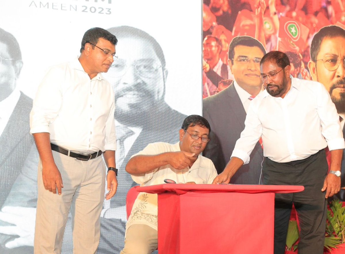 qasimibrahim's tweet photo. ކުރީ ސަރުކާރުގެ ފިޝަރީޒް މިނިސްޓަރ ޑރ. މުޙައްމަދު ޝައިނީ އަޅުގަނޑުގެ ސިޔާސީ މަސައްކަތުގައި ބައިވެރިވެވަޑައިގެން، ޖުމްހޫރީ ޕާޓީ އާއި ގުޅިވަޑައިގެންނެވީތީ،  ނިހާޔަތަށް އުފާކޮށް  ޝުކުރުދަންނަވަން. 
މަސްވެރިކަމާއި ދަނޑުވެރިކަމާ ބެހޭ ވަޒީރުގެ އިތުރުން އެ ސަރުކާރު ރާއްޖެއާއި ރާއްޖޭން ބޭރުގައި ތަމްސީލް ކުރެއްވުމުގައި ޑރ ޝައިނީ އަދާކުރައްވާފައިވާ މުހިންމު ދައުރުތަކަކީ އެމަނިކުފާނުގެ ތަޖްރިބާ ގިނަ ގުނަ ވެގެންދިޔަ ކަމެއް. ޖުމްހޫރީ ޕާޓީގެ ކުރިމަގަށް ޑރ ޝައިނީގެ އެހީތެރިކަން ލިބިގެންދާނެކަމާމެދު ޝައްކެތްނެތް.