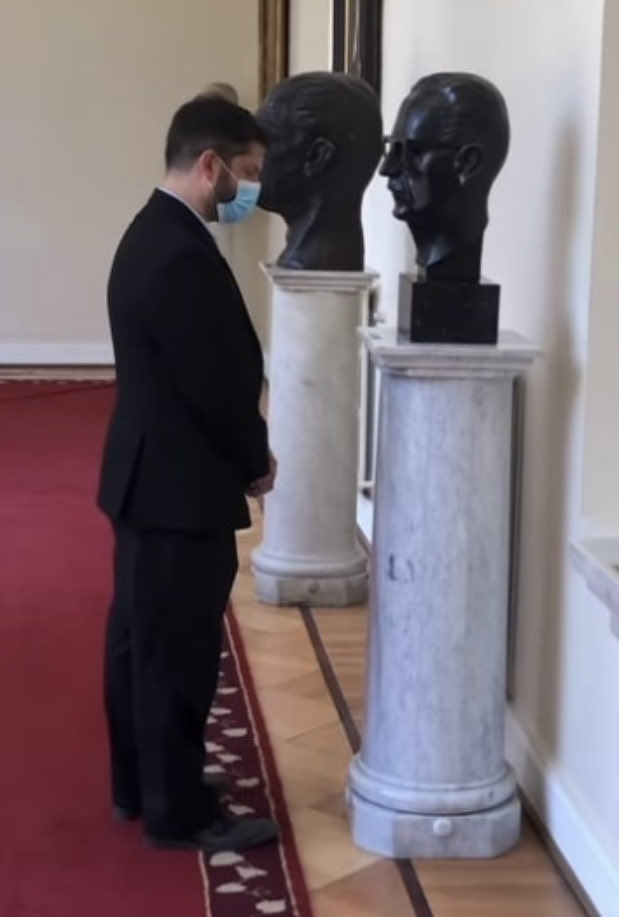 robertoampuero's tweet photo. Tenemos un Pdte fascinado con Allende, dedicado al Golpe de 1973, en guerra con Pinochet, y crítico a la extinta Concertación. ¿Cuándo saldrá del túnel del tiempo para atender las crisis que hoy nos agobian, dividen y estancan? https://t.co/w5FddGBh6i