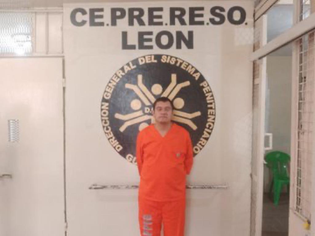InformativoAlex's tweet photo. #ULTIMAHORA 🚨 Primeras imágenes de Miguel de Jesús en la cárcel de León, por el feminicidio de Milagros Monserrat.

#MilagrosMonserrat #FEMINICIDIO https://t.co/OnokWYQggP